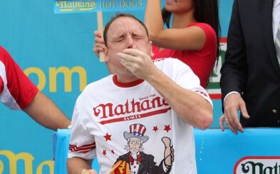 Joey Chestnut sní za 10 minut více hot dogů než ty za celý rok. A i díky tomu je světovým šampionem Joey Chestnut sní za 10 minut více hot dogů než ty za celý rok. A i díky tomu je světovým šampionem