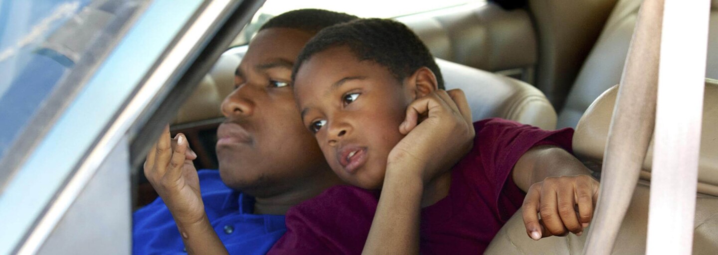 John Boyega sa ako bývalý väzeň snaží chrániť svojho syna v drsnom prostredí
