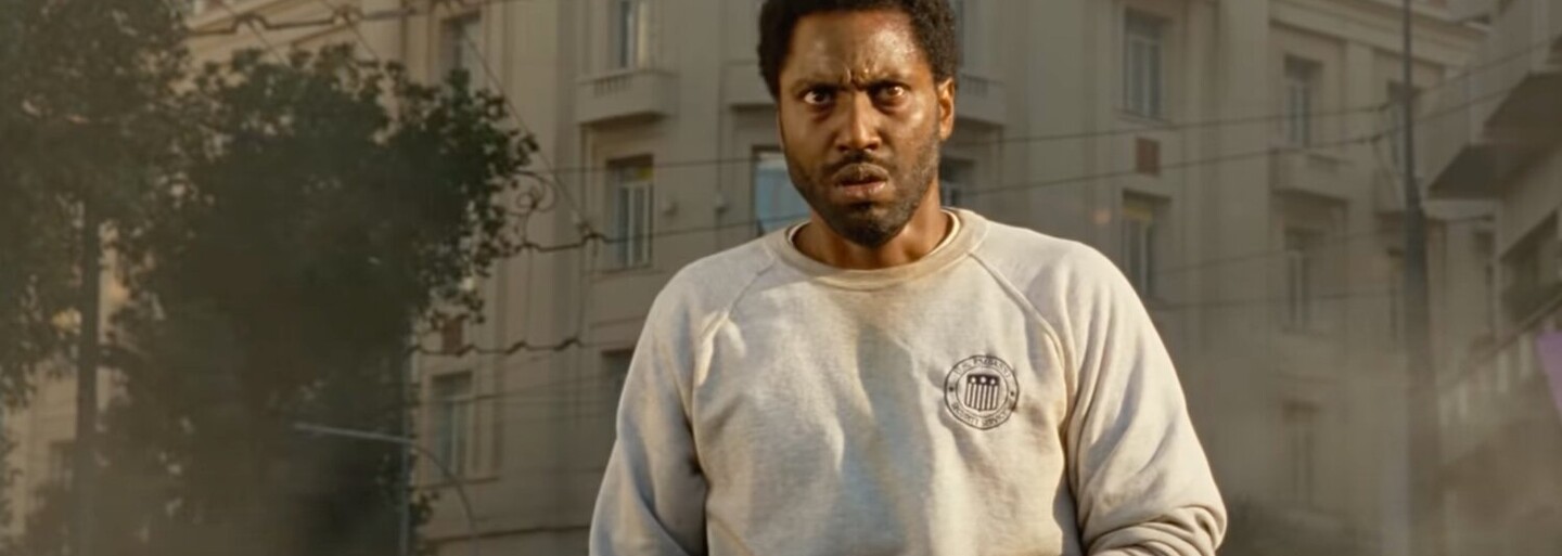 Johna Davida Washingtona chce zabít řecká policie. V akčním thrilleru od Netflixu se totiž zapletl do obrovské konspirace