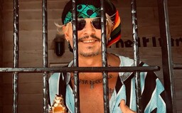 Johnny Depp zapózoval za mřížemi během přebírání ocenění. Soud nedávno nepřímo uznal, že bil svoji ženu