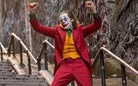 Joker 2 oficiálně potvrzen. Joaquin Phoenix si už s cigaretou v ústech čte scénář