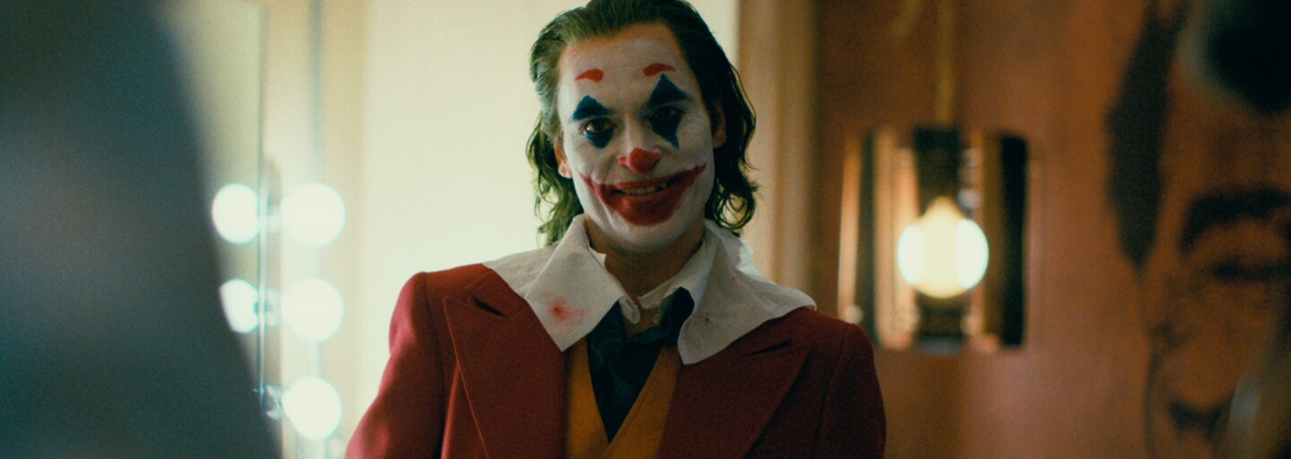 Joker je majstrovským a temným filmom s oscarovým výkonom Joaquina Phoenixa. V Benátkach ho vytlieskali v stoji