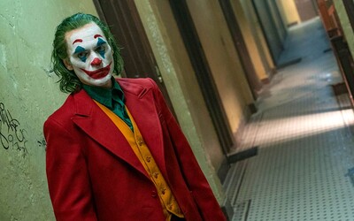 Joker je majstrovským a temným filmom s oscarovým výkonom Joaquina Phoenixa. V Benátkach ho vytlieskali v stoji