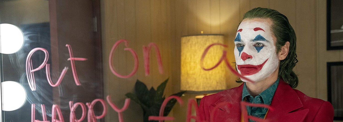 Joker je strhujícím a temným psycho thrillerem, ve kterém Joaquin Phoenix předvádí další mistrovský výkon (Recenze)