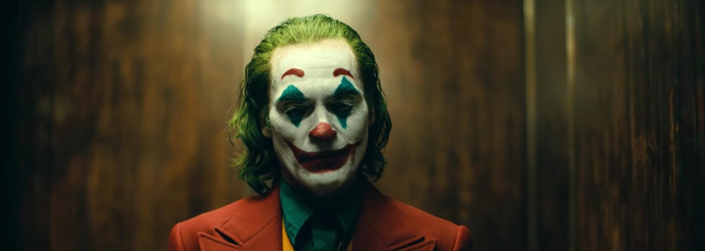 Joker s Joaquinom Phoenixom bude obsahovať nadávky aj krv. Režisér potvrdil R-kový rating