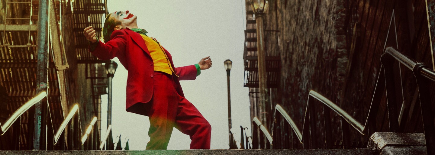 Joker vraj podporuje vznik násilia. Podráždení ľudia film bojkotujú a armáda USA pred ním varuje vojakov