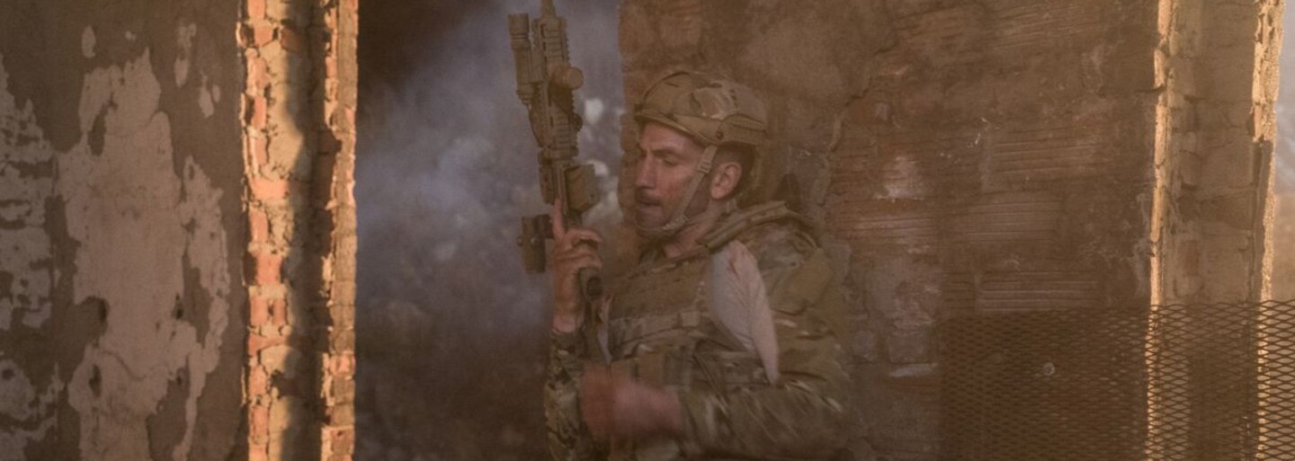 Jon Bernthal nakládol po lese pasce a ako Punisher sľubuje, že vás dostane