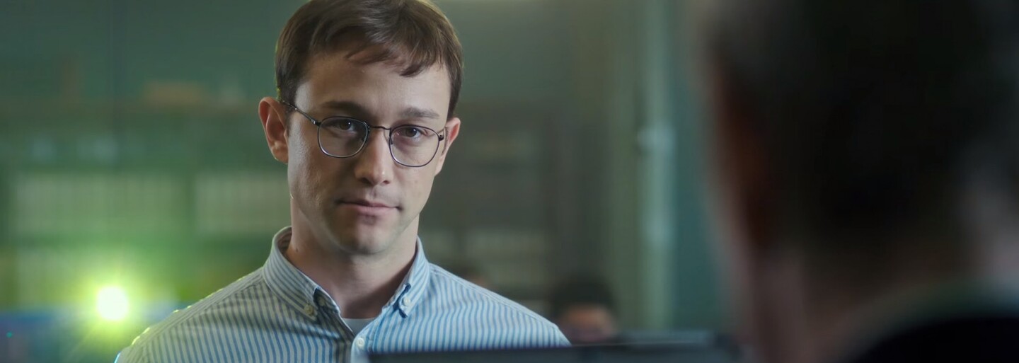 Joseph Gordon-Levitt je Edward Snowden v traileri pre nervydrásajúcu hru s USA o holý život