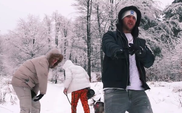 Jsem kostka ledu, když zapnu majk, ztuhne ti face. Sleduj Huga Toxxxe a jeho ľadový swag