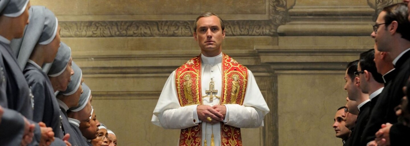 Jude Law jako jeden z nejkontroverznějších papežů historie spřádá intriky v novém traileru k seriálu z dílny HBO