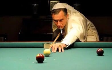 Jude Law jako jeden z nejkontroverznějších papežů historie spřádá intriky v novém traileru k seriálu z dílny HBO Jude Law jako jeden z nejkontroverznějších papežů historie spřádá intriky v novém traileru k seriálu z dílny HBO