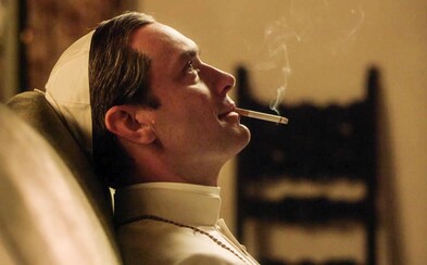 Jude Law v roli zvráceného papeže přichází v jednom z nejočekávanějších seriálů roku Jude Law v roli zvráceného papeže přichází v jednom z nejočekávanějších seriálů roku