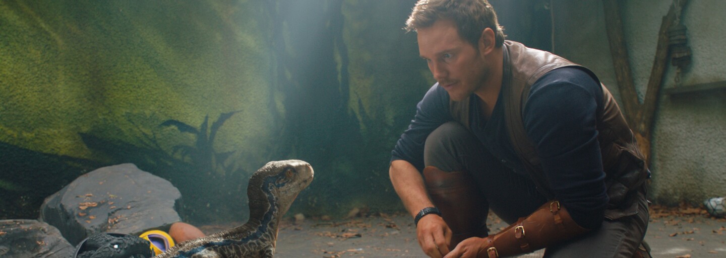 Jurassic World: Fallen Kingdom zarobil miliardu v kinách v krátkom čase. Diváci sa dinosaurami stále neprejedli