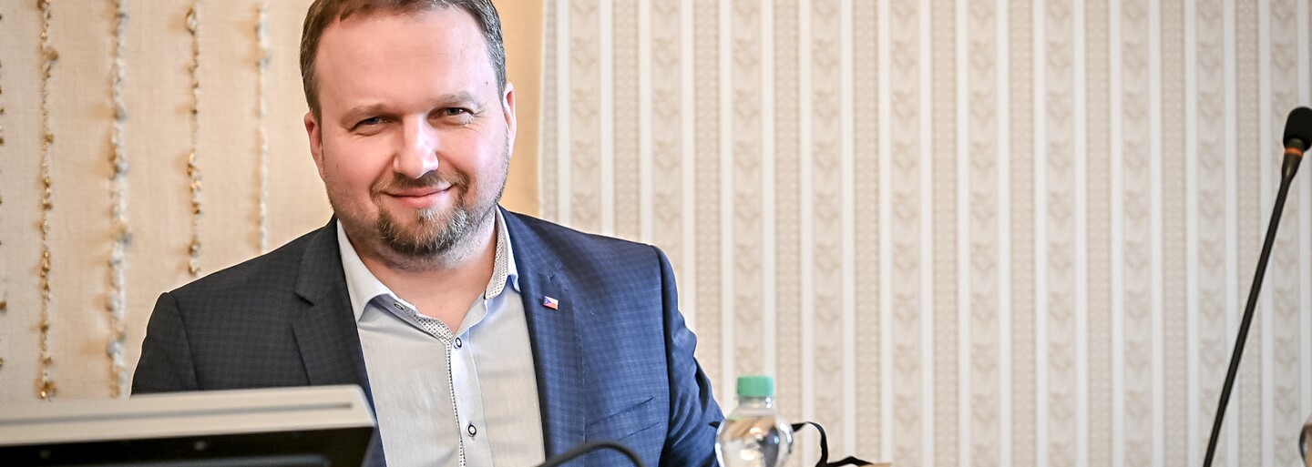 Jurečka navrhuje snížit důchod komunistickým prominentům. Zvažuje i celkové zvýšení věkové hranice pro odchod do důchodu