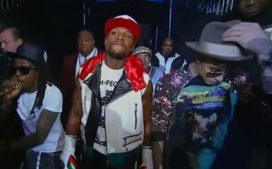 Justin Bieber a Lil Wayne doprevádzali Floyda Mayweathera do ringu Justin Bieber a Lil Wayne doprevádzali Floyda Mayweathera do ringu