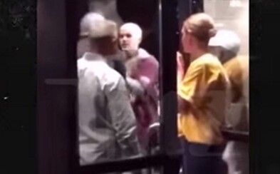 Justin Bieber dostal po basketbalovom zápase na hubu. Pustil sa do bitky s oveľa mohutnejším mužom, čo zrejme nemal robiť Justin Bieber dostal po basketbalovom zápase na hubu. Pustil sa do bitky s oveľa mohutnejším mužom, čo zrejme nemal robiť