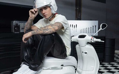 Justin Bieber navrhol vlastný skúter Vespa. Súčasťou je aj helma a súprava cestovných doplnkov    