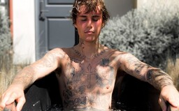 Justin Bieber odfotil Crocsy v bazéne. Hodnota akcií výrobcu papučí vzápätí výrazne narástla