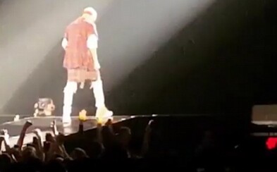 Justin Bieber skončil opäť na zemi po tom, ako počas koncertu spadol z pódia Justin Bieber skončil opäť na zemi po tom, ako počas koncertu spadol z pódia