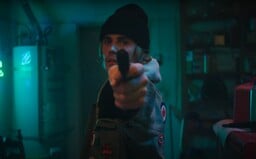 Justin Bieber vykradol banku s hračkárskou zbraňou, aby zachránil chorú priateľku. Sleduj adepta na klip roka