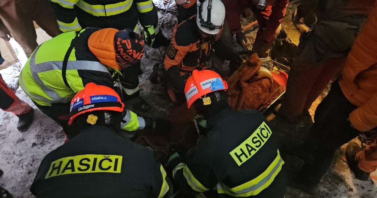 Hasiči vytáhli muže uvázlého v jeskyni v Moravském krasu. Pod zemí strávil 21 hodin