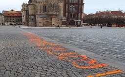 K pietním křížům na Staroměstském náměstí někdo nastříkal nápis „Za oběti neschopné vlády!“