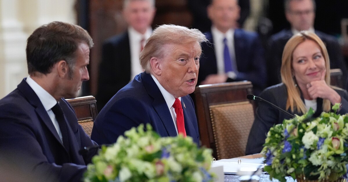 VIDEO: Co Trump šeptal Macronovi. „Putin se chce dohodnout kvůli mně, i když je to šílené“