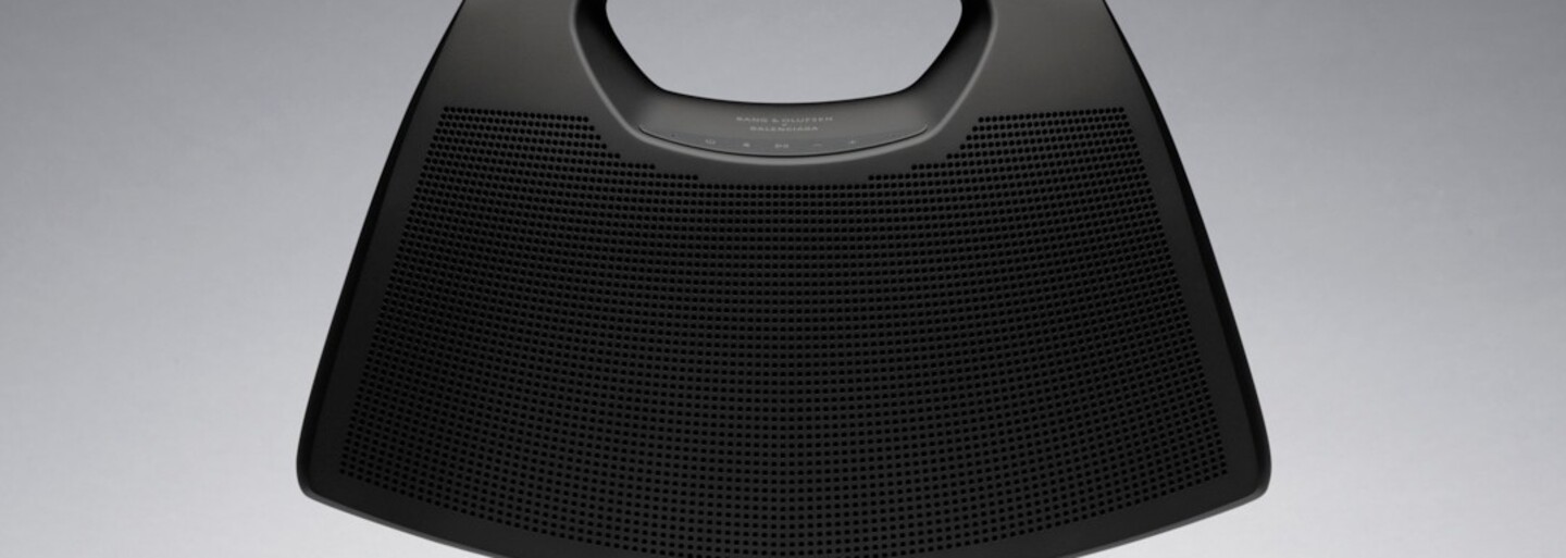 Kabelka, ktorá je zároveň prenosný reproduktor. Módny dom Balenciaga predstavil novú spoluprácu s Bang & Olufsen