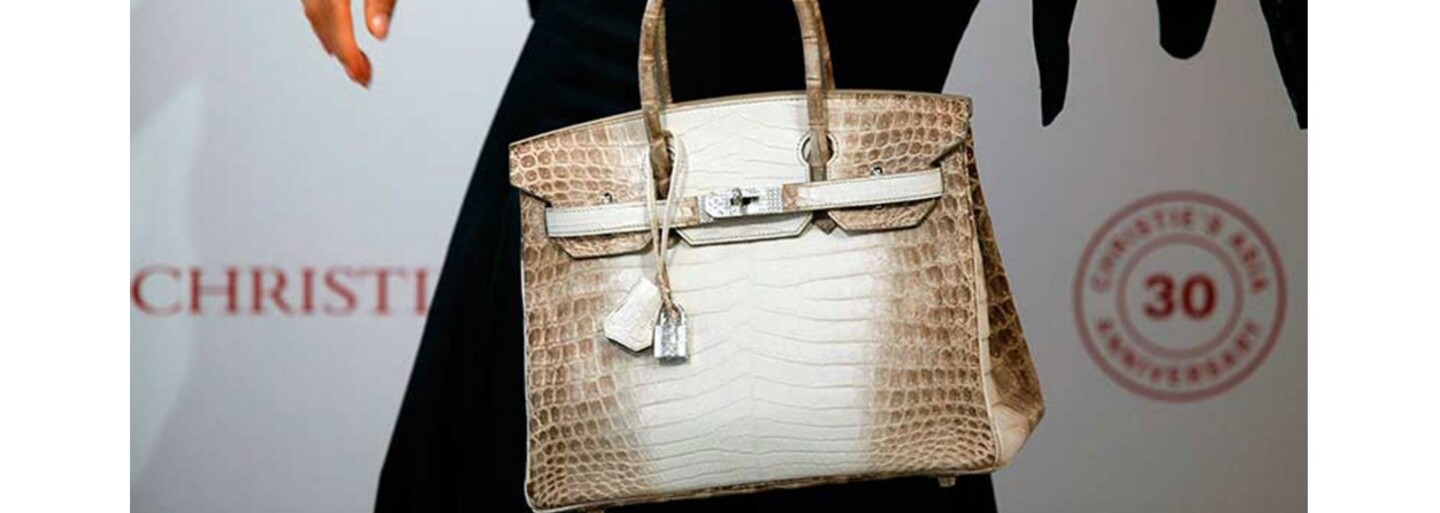 Kabelka od Hermès se vydražila za téměř 9 milionů korun. Kousek z bílého krokodýla ozdobený diamanty tak překonal svůj vlastní rekord