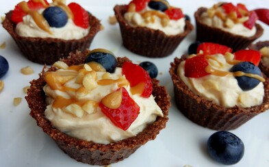 Kakaové košíčky s lahodným arašidovým krémom. Jeden má iba niečo málo cez 100 kalórií a 7 gramov bielkovín! (Recept) Kakaové košíčky s lahodným arašidovým krémom. Jeden má iba niečo málo cez 100 kalórií a 7 gramov bielkovín! (Recept)