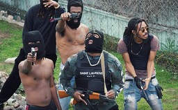 Kalašnikov, kukla a medový hlas. Vycházející hvězda amerického rapu považuje dealování drog za umění (Recenze)