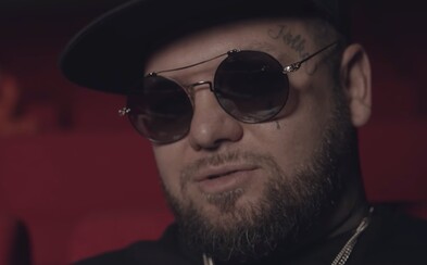Kali už neriskuje život a chce svoju dcéru odviesť k oltáru. Vo videoklipe hádže stoličku, kým okolo neho tancujú baletky Kali už neriskuje život a chce svoju dcéru odviesť k oltáru. Vo videoklipe hádže stoličku, kým okolo neho tancujú baletky