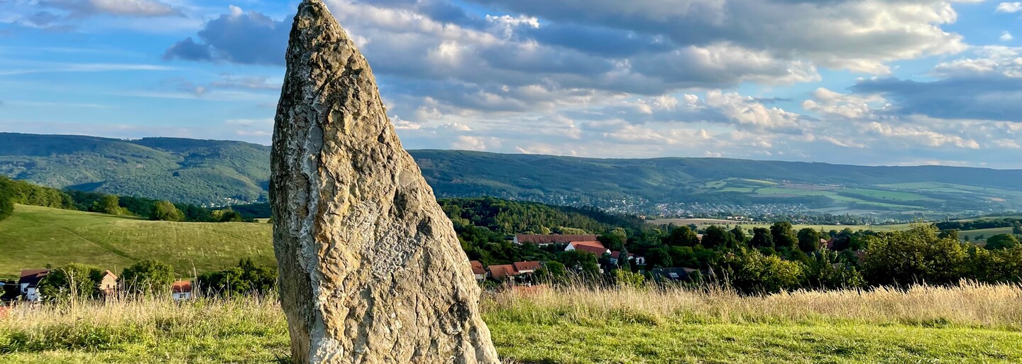 Kam na výlet: Na magickém kopci najdeš menhir i křeslo vážící 700 kilogramů