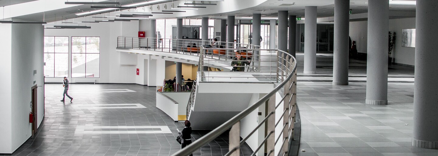 Kam na výšku #3: Bavia ťa počítače či veda? Takto vyzerá štúdium informatiky na STU a ďalších vedných odborov na Matfyze