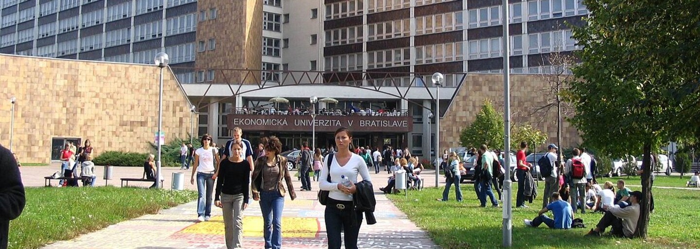 Kam na výšku #4: Baví ťa svet ekonómie, peňazí a podnikania? Takto vyzerá štúdium na Ekonomickej univerzite a Paneurópskej vysokej škole