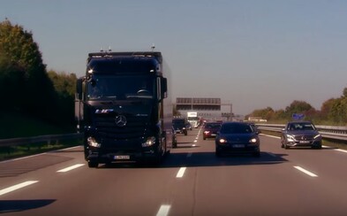 Kamión od Mercedesu zvládol jazdu na nemeckej diaľnici (takmer) bez pomoci človeka. Pozeráme sa na budúcnosť dopravy? Kamión od Mercedesu zvládol jazdu na nemeckej diaľnici (takmer) bez pomoci človeka. Pozeráme sa na budúcnosť dopravy?