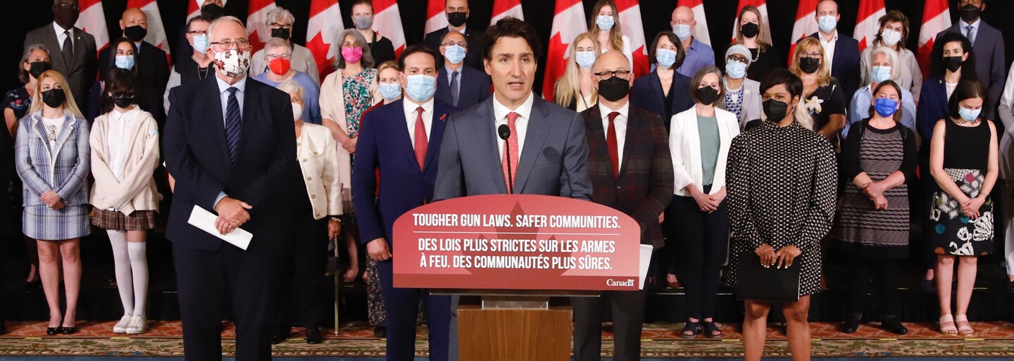 Kanadská vláda zastaví predaj, nákup aj dovoz strelných zbraní. Justin Trudeau reaguje na nedávne šokujúce atentáty v USA