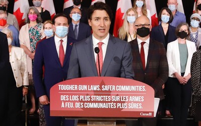 Kanadská vláda zastaví predaj, nákup aj dovoz strelných zbraní. Justin Trudeau reaguje na nedávne šokujúce atentáty v USA