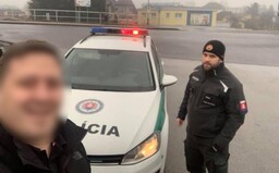 Kandidát ĽSNS kričal na policajta, ktorý za volantom telefonoval. Keď ho zastavil, robil si s ním selfie