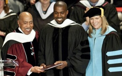Kanye obdržel čestný doktorát na chicagském institutu umění. Odteď je z něj oficiálně Dr. West Kanye obdržel čestný doktorát na chicagském institutu umění. Odteď je z něj oficiálně Dr. West