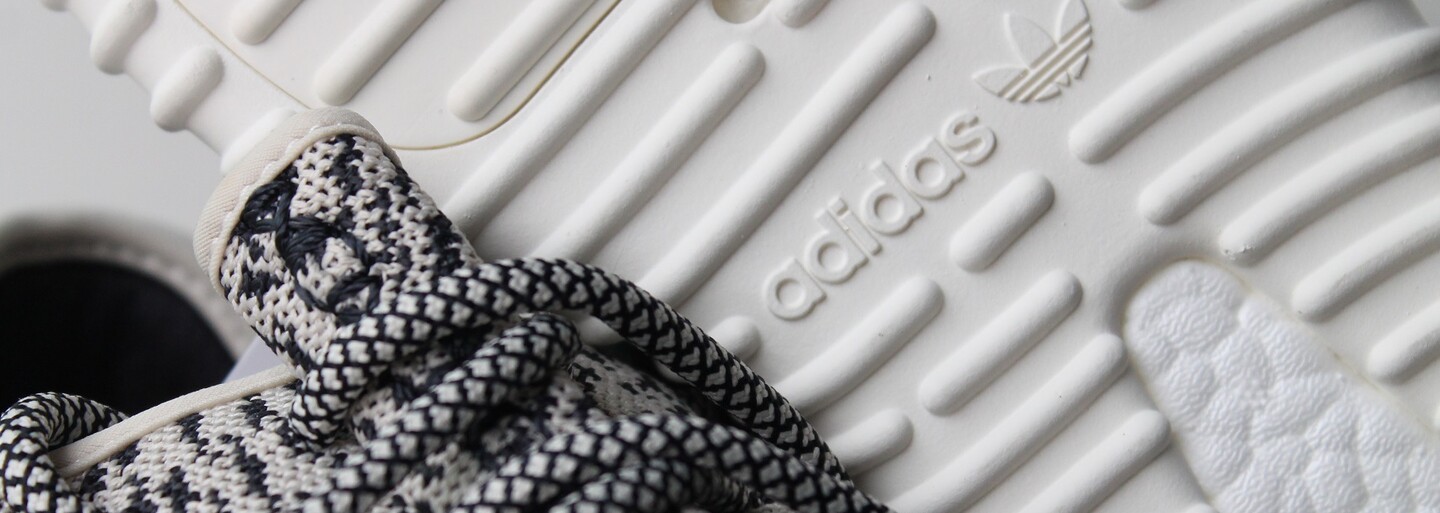 Kanye odhalil na rodinnej párty Kardashianovcov tretiu colorway tenisiek Yeezy Boost 350