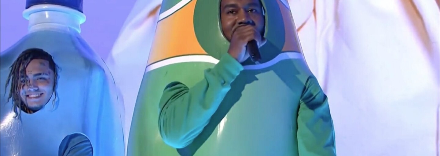Kanye West a Lil Pump rapujú naživo v kostýmoch známych minerálok. Cenzurovaná verzia sa však bez vulgarizmov neobišla
