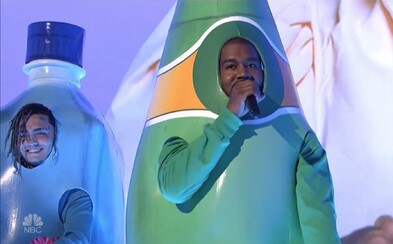 Kanye West a Lil Pump rapujú naživo v kostýmoch známych minerálok. Cenzurovaná verzia sa však bez vulgarizmov neobišla Kanye West a Lil Pump rapujú naživo v kostýmoch známych minerálok. Cenzurovaná verzia sa však bez vulgarizmov neobišla
