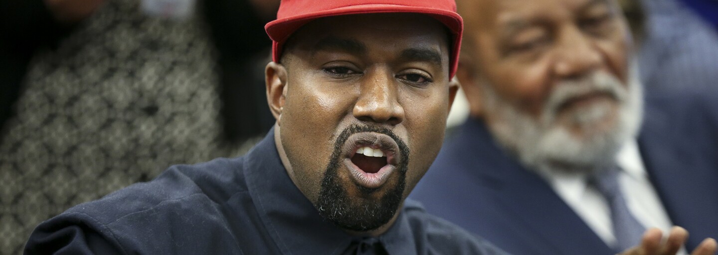 Kanye West pozval na pódium Kim Kardashian ve svatebních šatech. Na album stále čekáme