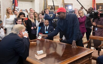 Kanye West při ukazování fotky Donaldu Trumpovi nechtěně spustil lavinu vtipných fotomontáží Kanye West při ukazování fotky Donaldu Trumpovi nechtěně spustil lavinu vtipných fotomontáží