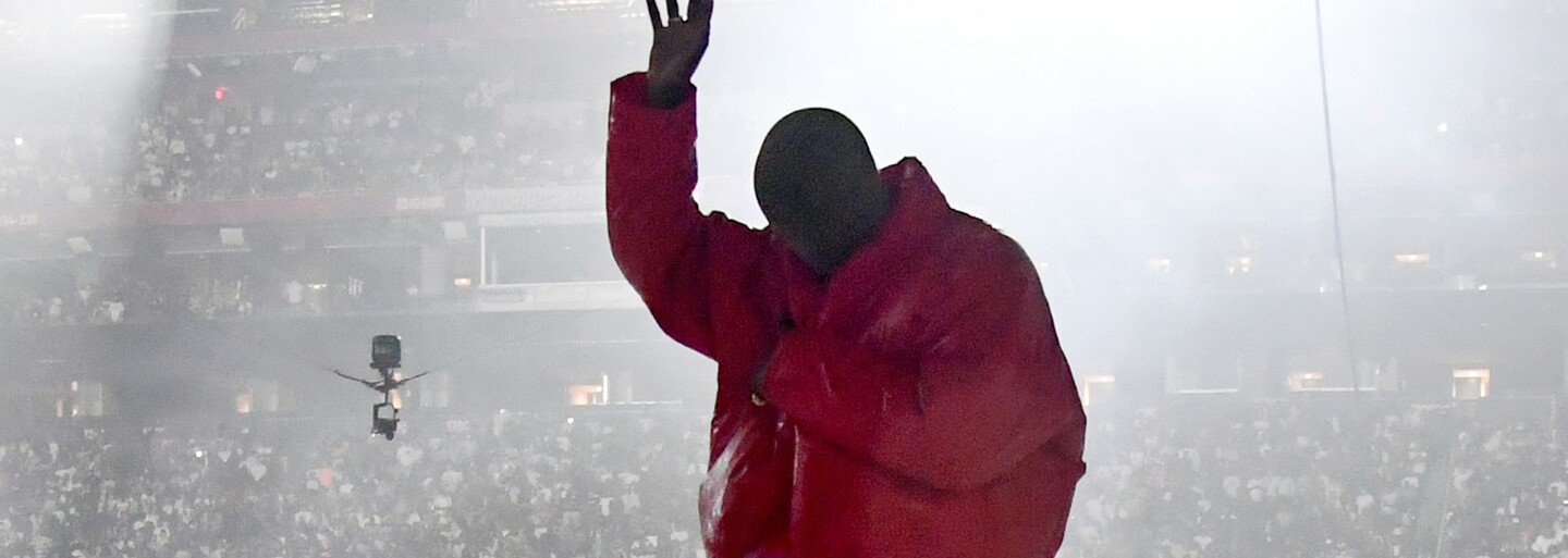 Kanye West se objevil na pódiu festivalu Rolling Loud, přestože svůj koncert zrušil. Jeho náhradníka Kida Cudiho diváci vypískali