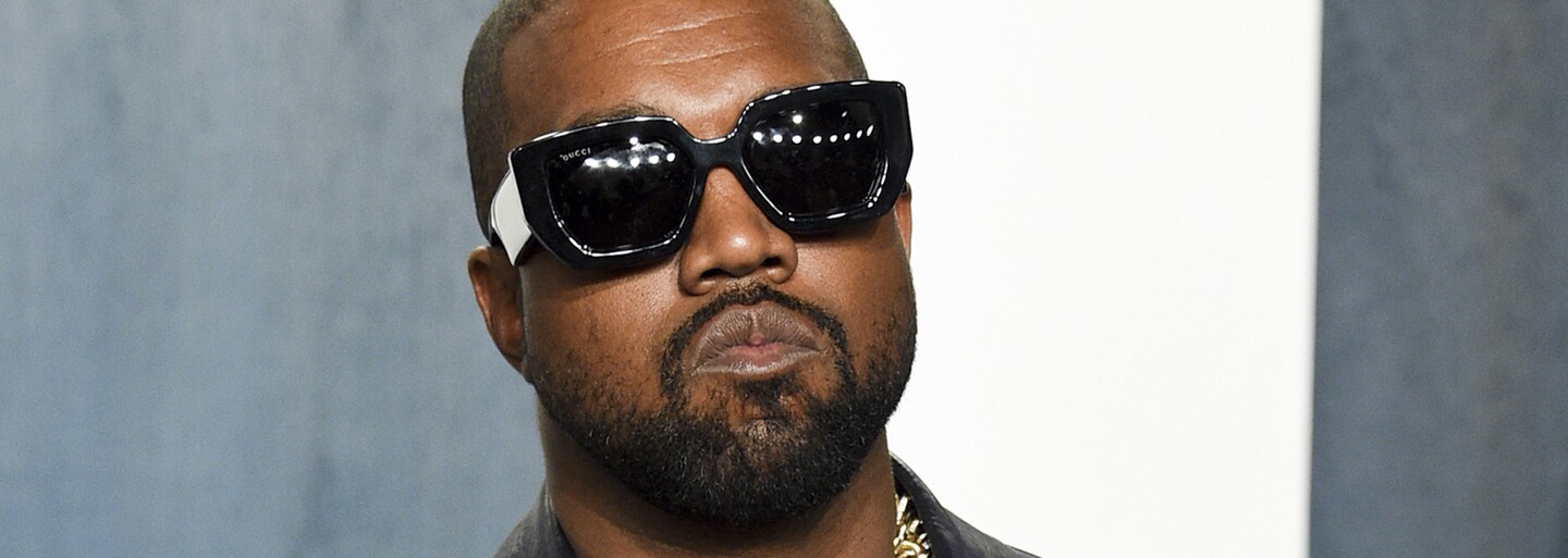 Kanye West v rozhovoru chválil Hitlera a četl antisemitské vtipy. A dostal znovu ban na Twitteru