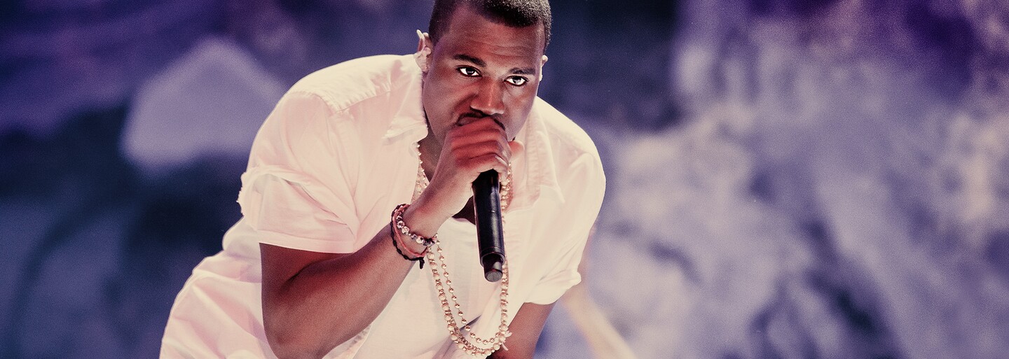 Kanye West vraj platí milión dolárov za noc v podzemí futbalového štadióna. V izbe má len posteľ a skriňu