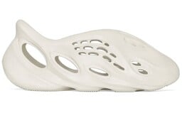 Kanye West vydal dlho očakávané Foam Runners. Za gumené crocsy si pýta sumu, z ktorej sa ti zatočí hlava