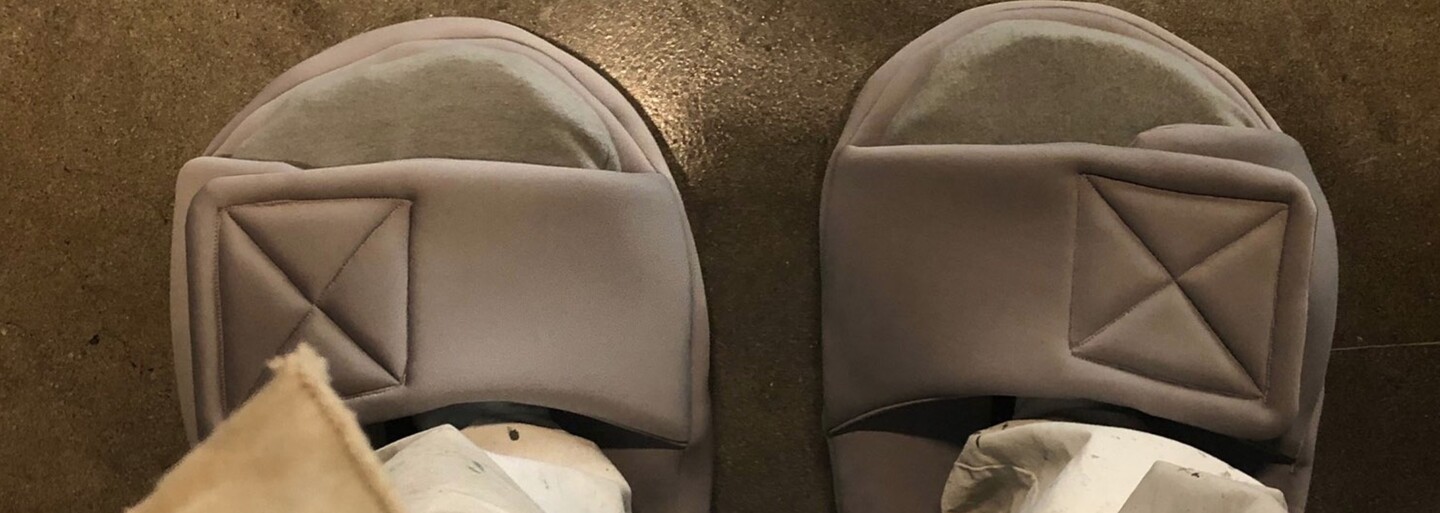 Kanye West znovu vyhral internet a z ľudí si strieľa gigantickými šľapkami. Reakcie na jeho svadobný outfit zobral s humorom